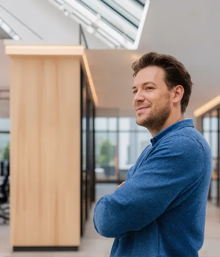 Man in de Master of ICT and Business Innovation (MBI) opleiding bij Habeo+