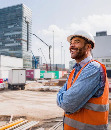 Man in veiligheidskleding op een bouwplaats voor de opleiding Assetmanagement voor de openbare ruimte bij Habeo+.