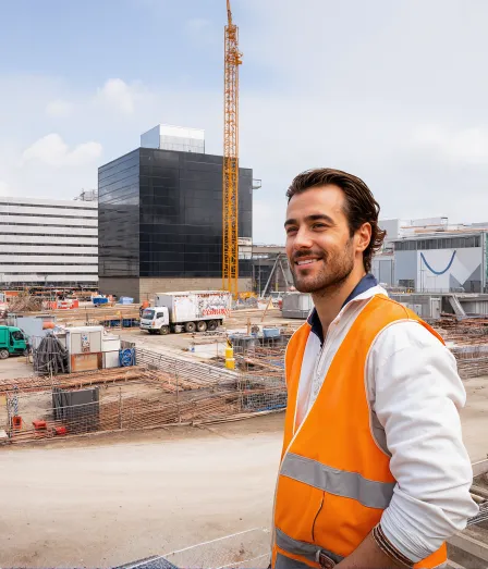 Man in veiligheidshesje op een bouwplaats voor de opleiding Basiscursus assetmanagement bij Habeo+.