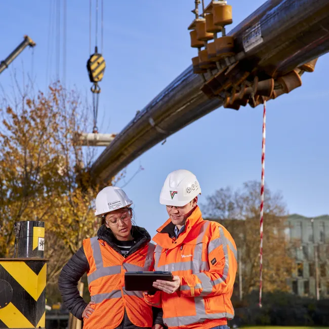 Overleg tussen pipeline engineers over transport in de opleiding Masterclass Pipeline Technology - Pijpleidingtransport I (MPT) bij Habeo+.