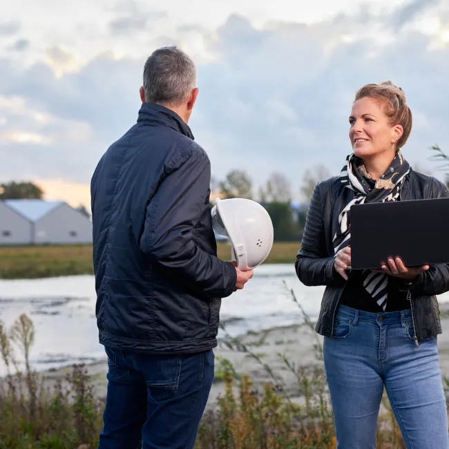 Man en vrouw in overleg met laptop aan de hand van een BIM model in de opleiding BIM advanced bij Habeo+.