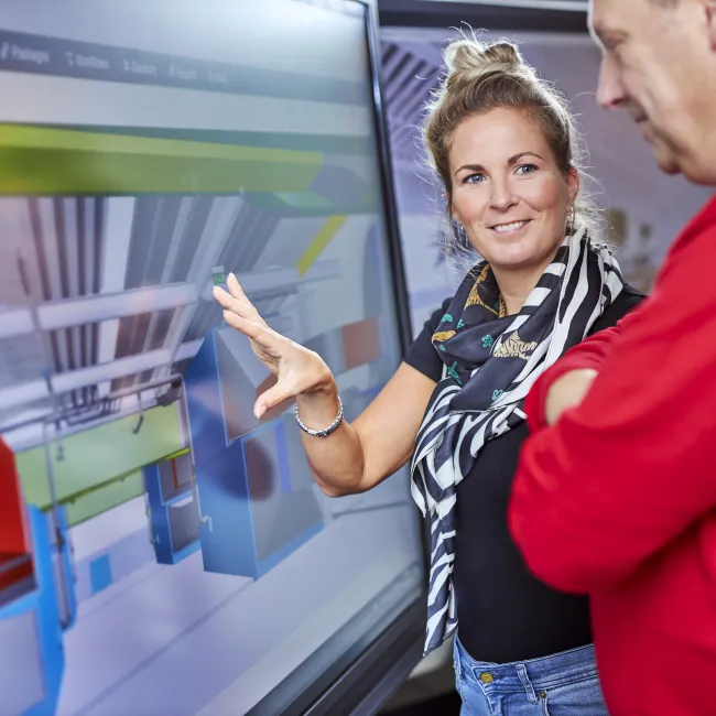 Man en vrouw in overleg met de hulp van een BIM model in de opleiding BIM introductie bij Habeo+.