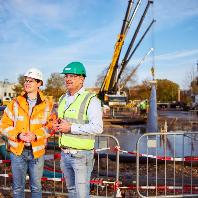 Twee mannelijke pipeline engineers in overleg tijdens de opleiding Masterclass Pipeline Technology - Assetmanagement (MPT) bij Habeo+.