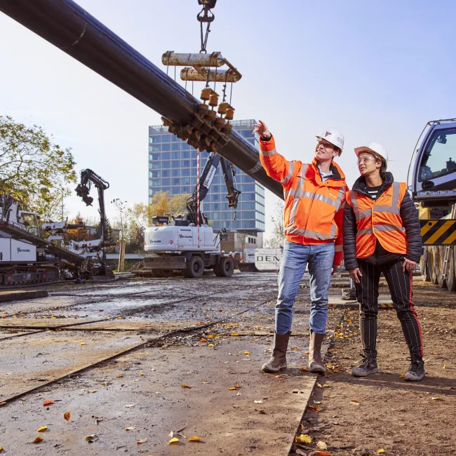 Overleg tussen twee pipeline engineers in de opleiding Masterclass Pipeline Technology - Pijpleidingransport II bij Habeo+.