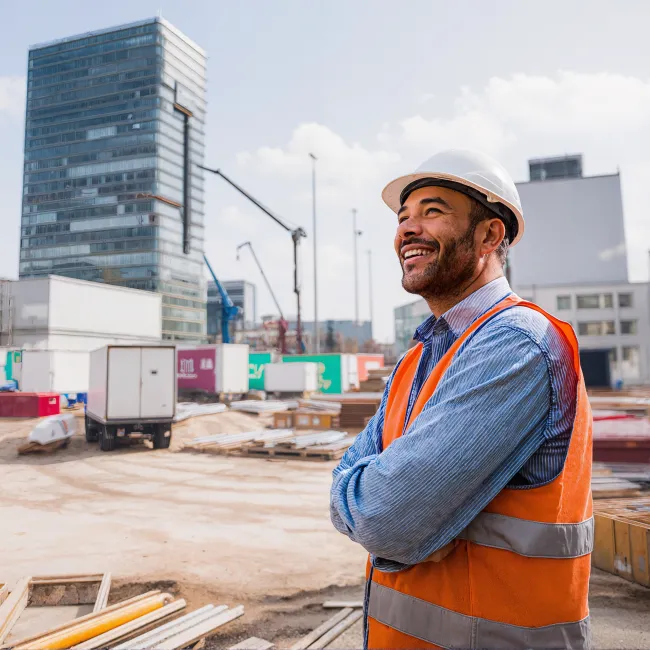 Man met veiligheidskleding in de opleiding Hoger bouwprojectmanagement bij Habeo+