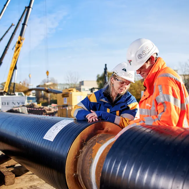 Twee pipeline engineers in veiligheidskleding die werken aan een pipeline na afronding van de opleiding Fase 1 Master of Pipeline Technology (MPT) bij Habeo+.
