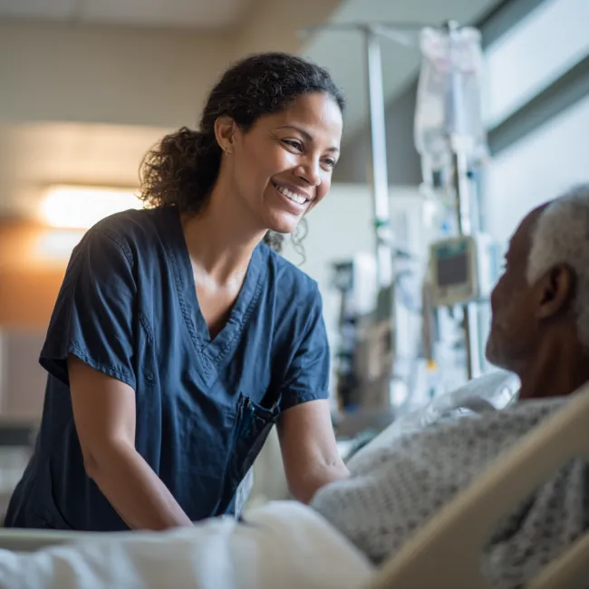 Verpleegster aan het bed van een patiënt