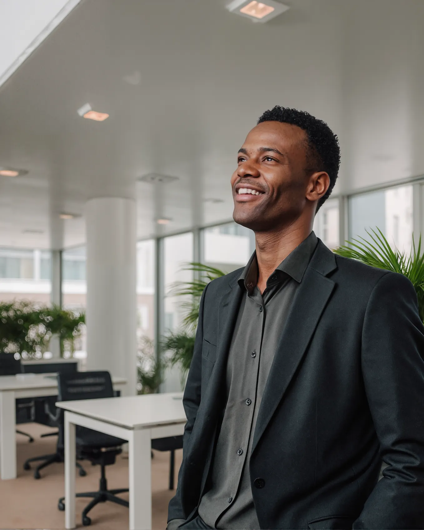Man in pak in kantooromgeving tijdens de opleiding Postbachelor Controller bij Habeo+.